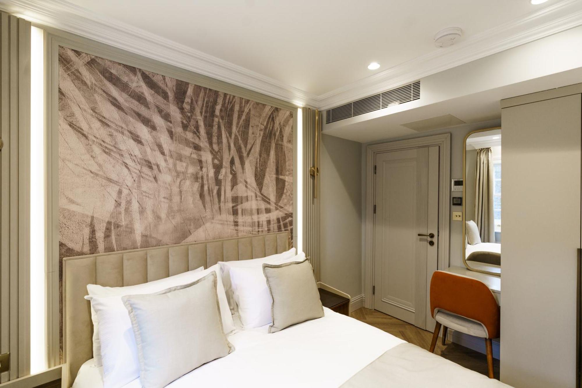 Holland Park Apartment