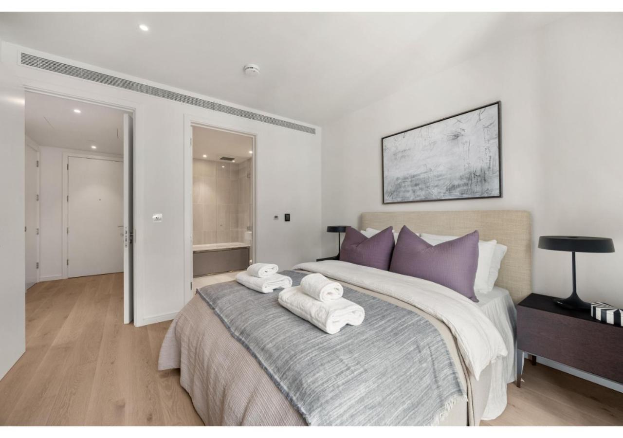 Elegant And Modern In Canary Wharf Right Next To Thames