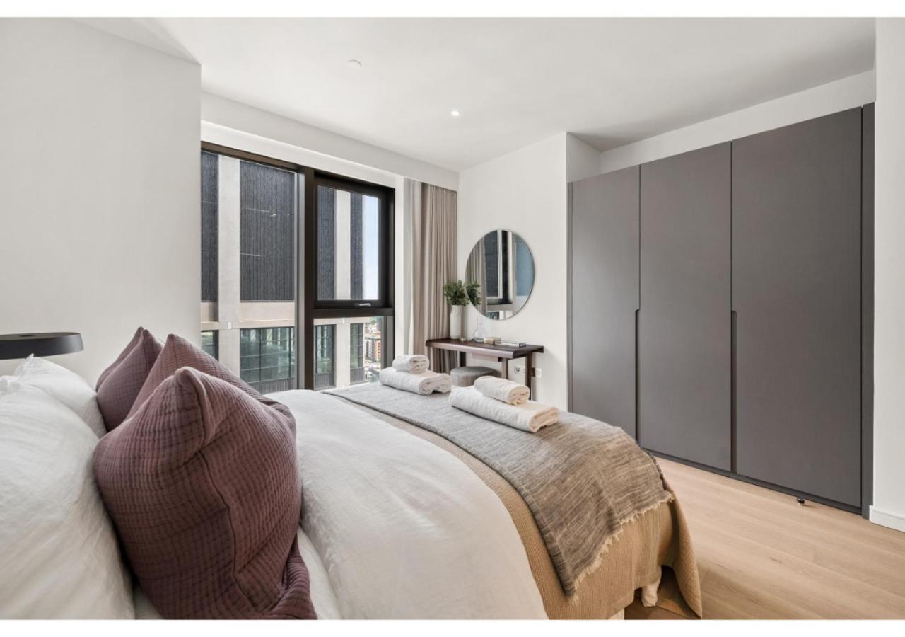 Elegant And Modern In Canary Wharf Right Next To Thames