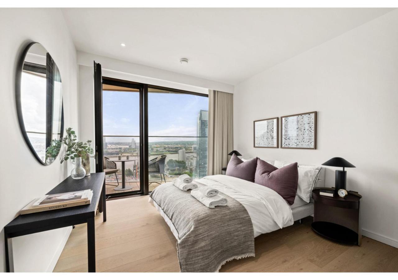 Elegant And Modern In Canary Wharf Right Next To Thames