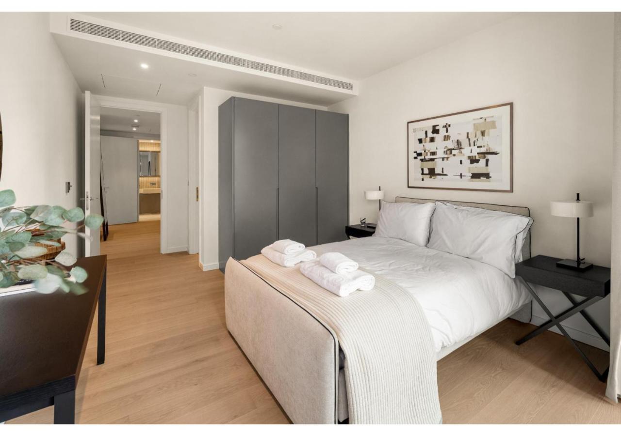 Elegant And Modern In Canary Wharf Right Next To Thames
