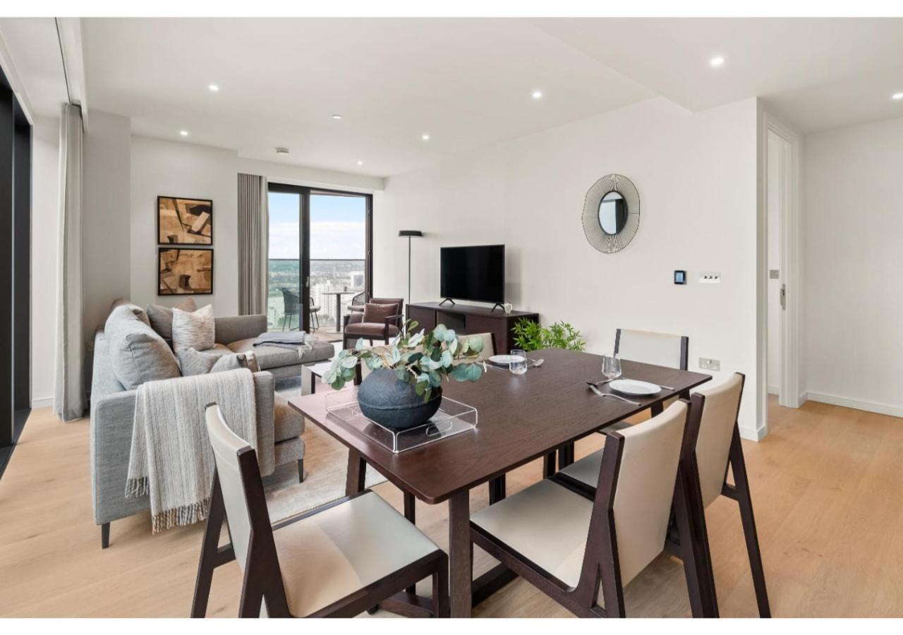 Elegant And Modern In Canary Wharf Right Next To Thames