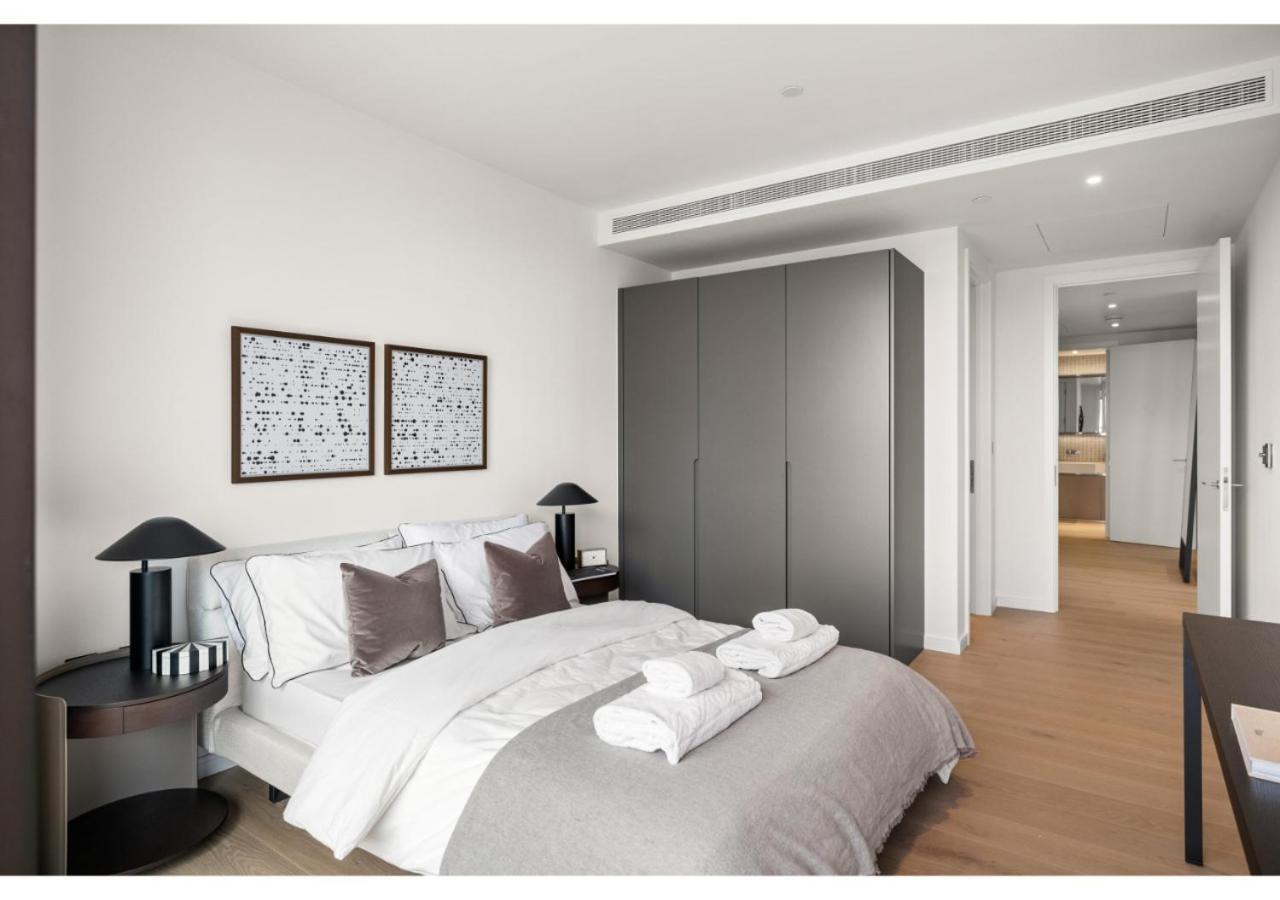 Elegant And Modern In Canary Wharf Right Next To Thames