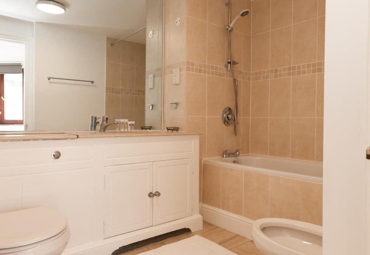 Spacious 1 Bed Mayfair With Balcony * London