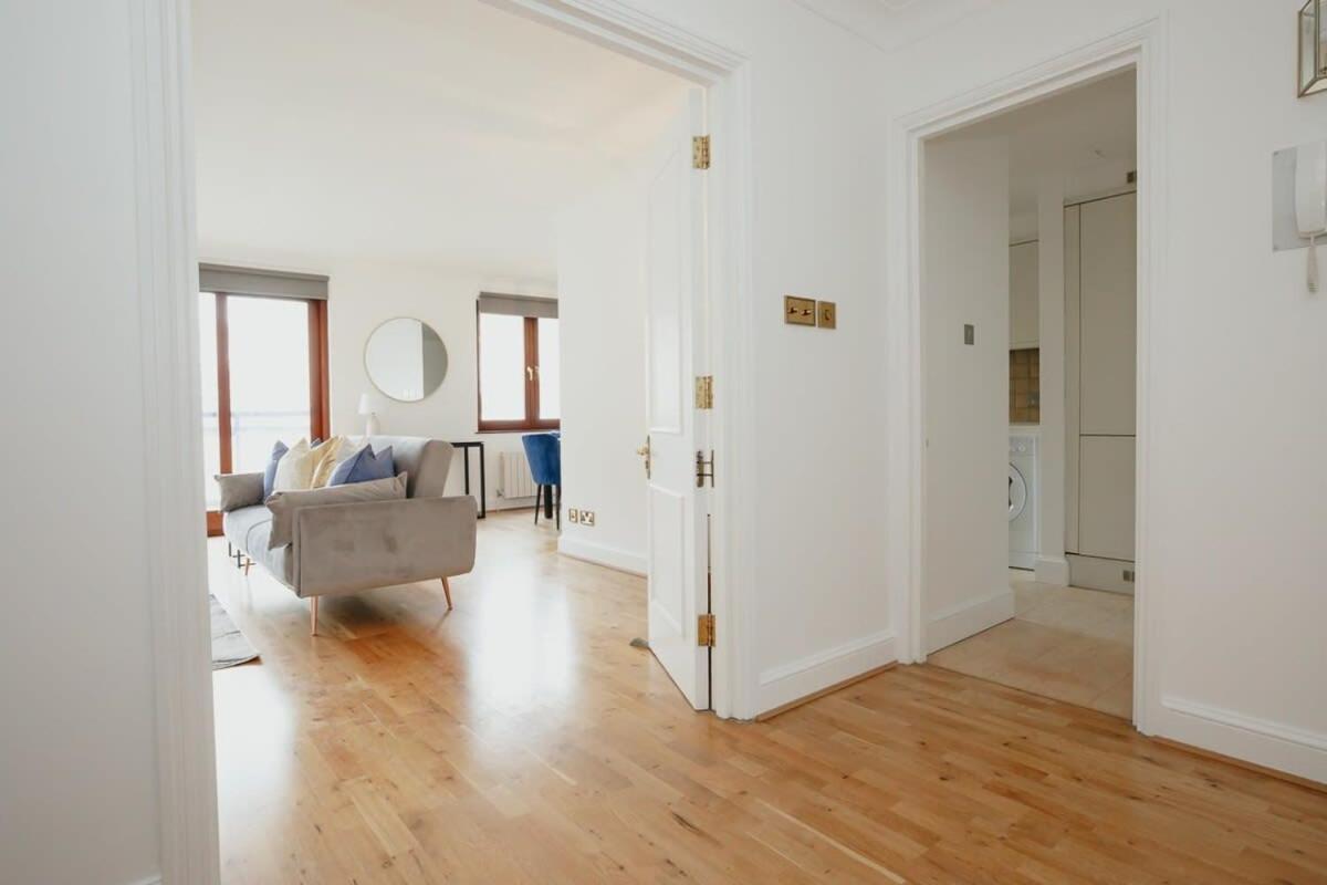 Spacious 1 Bed Mayfair With Balcony Apartment *