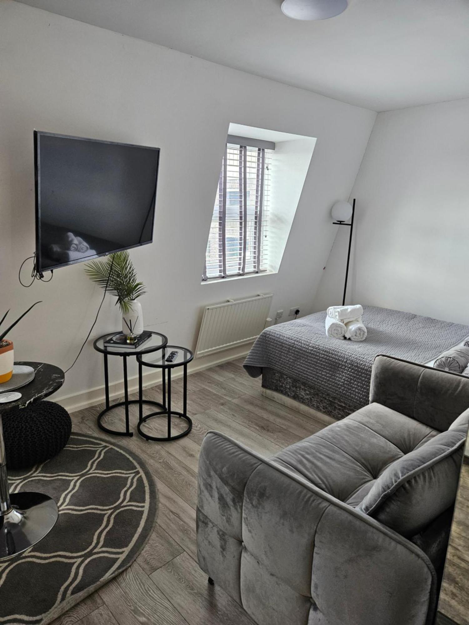 Modern Large Studio, 15 Mins Walk To Notting Hill Apartment *