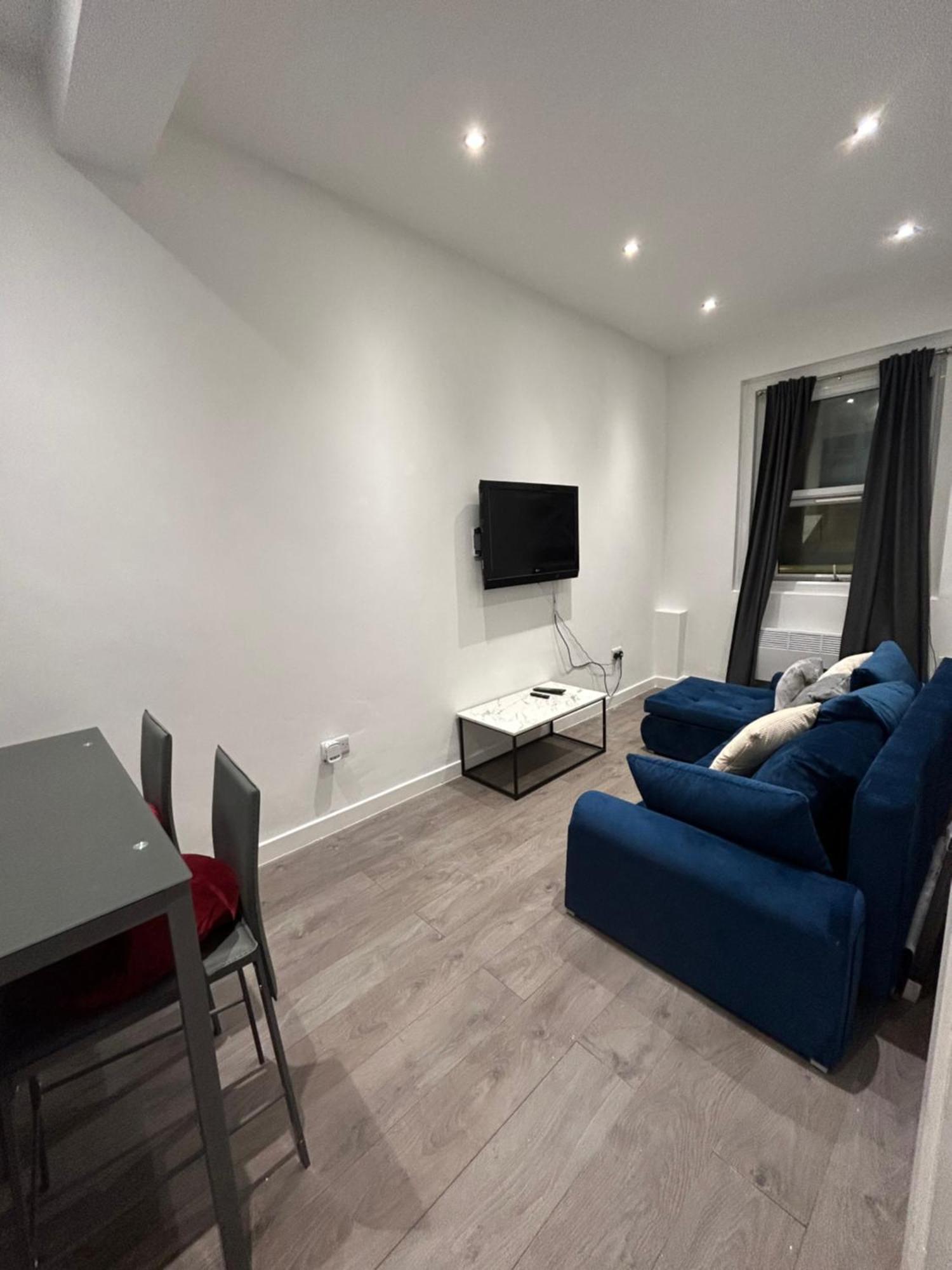 Locations 1 Bed Sleeps 4 * London
