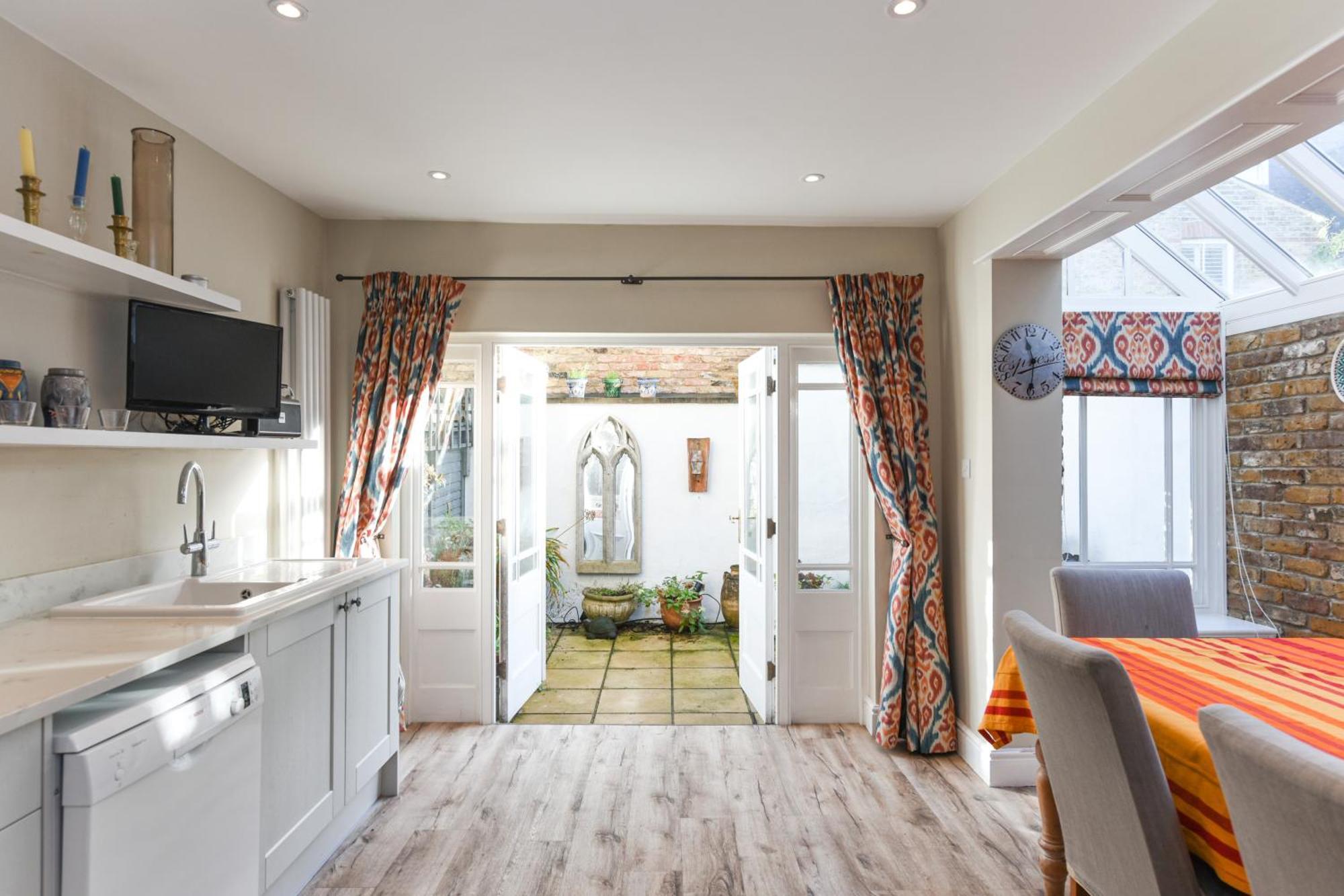 Apartment Ivy Glendarvon Street Pro-managed London
