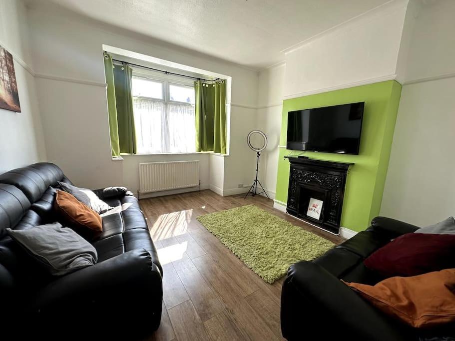 Spacious Holiday Near Tube Station - By Starlet Holiday home London
