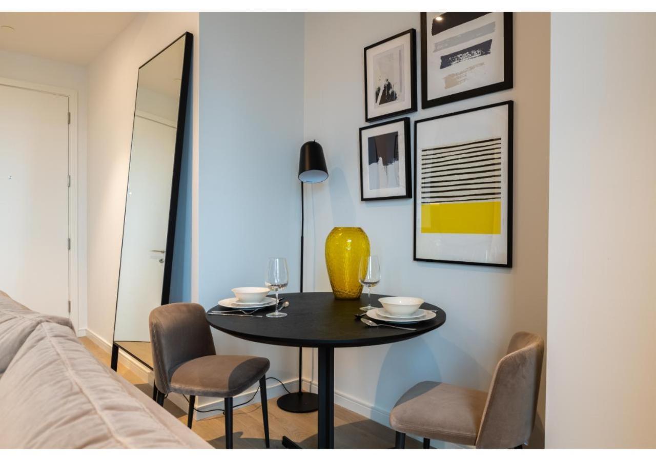 Elegant And Modern In Canary Wharf Right Next To Thames