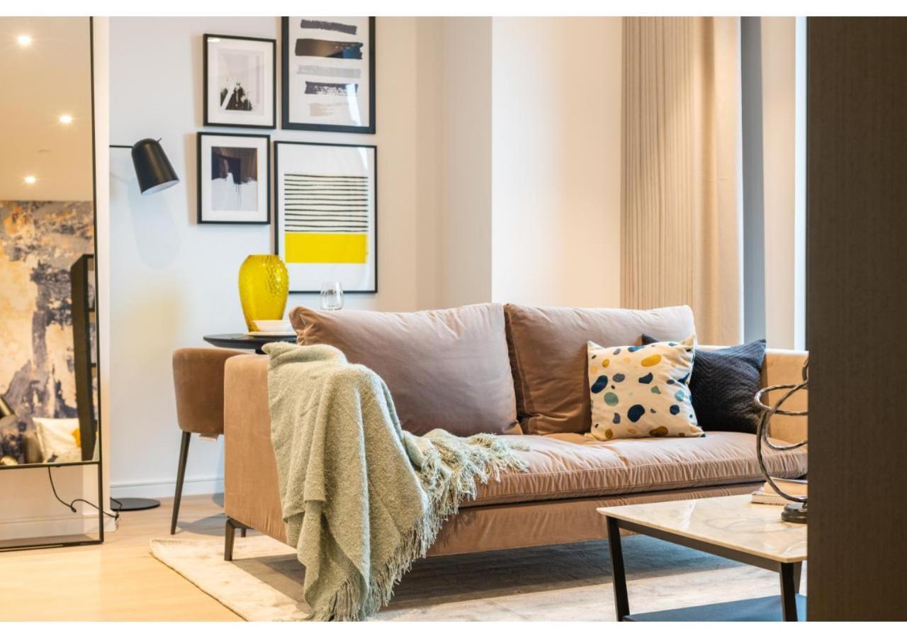 Elegant And Modern In Canary Wharf Right Next To Thames *