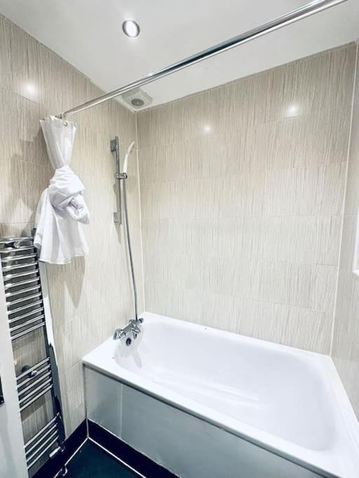 Modern 2 Bedroom Flat In Balham * London