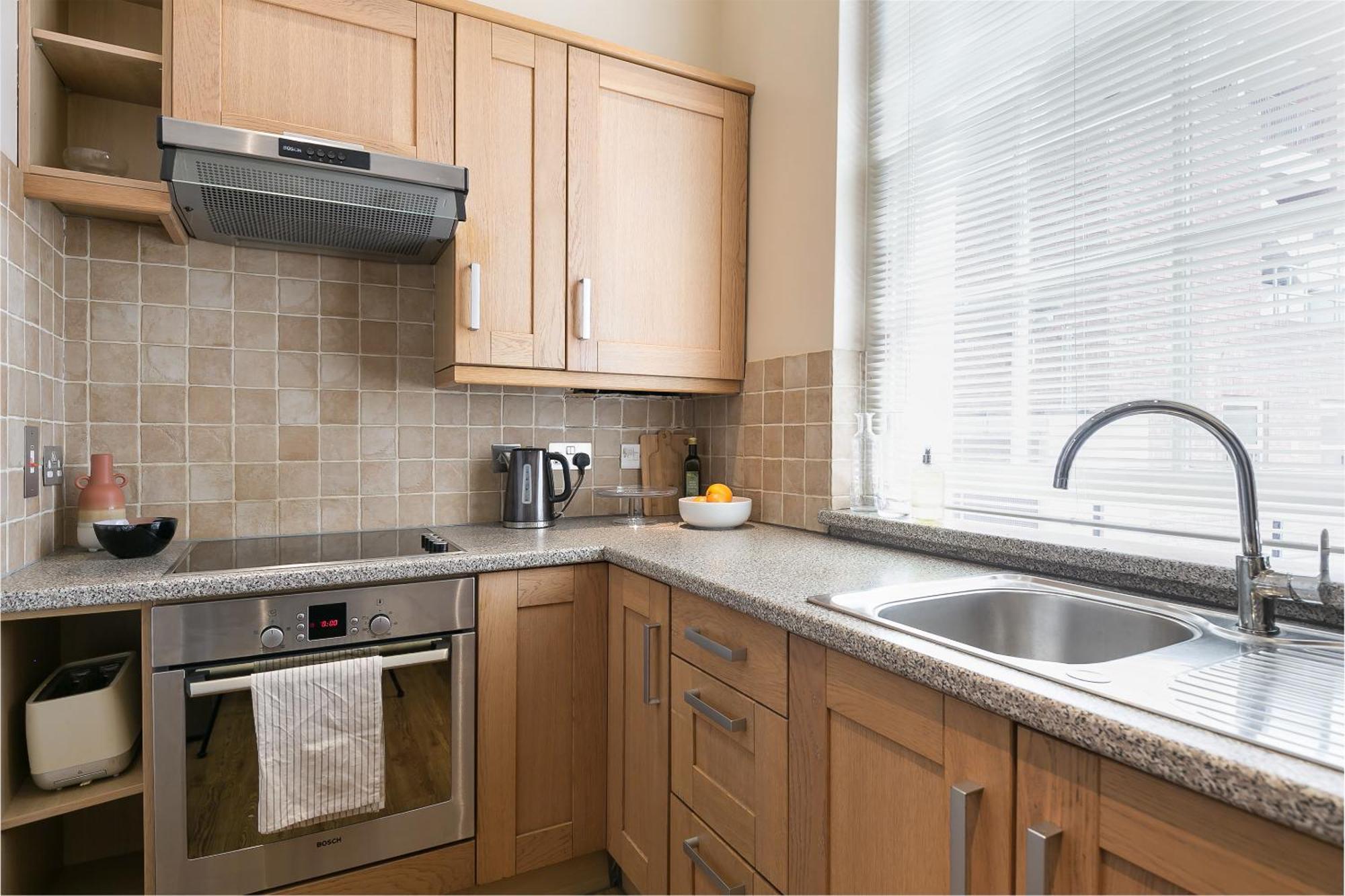 Small Sun Lit Studio Minutes From Kings Cross Station * London