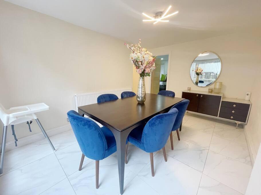 4 Bedroom Townhouse Seconds Away From Harrods Apartment London