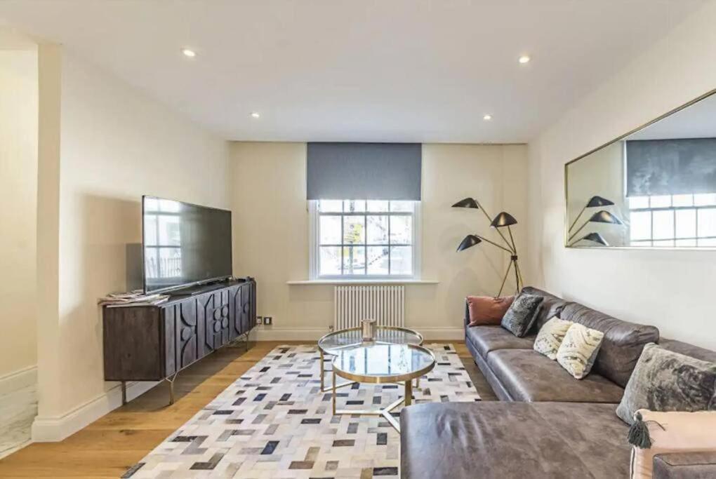 4 Bedroom Townhouse Seconds Away From Harrods * London