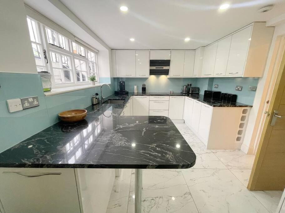 4 Bedroom Townhouse Seconds Away From Harrods Apartment