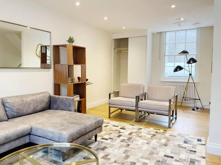 Apartment 4 Bedroom Townhouse Seconds Away From Harrods London