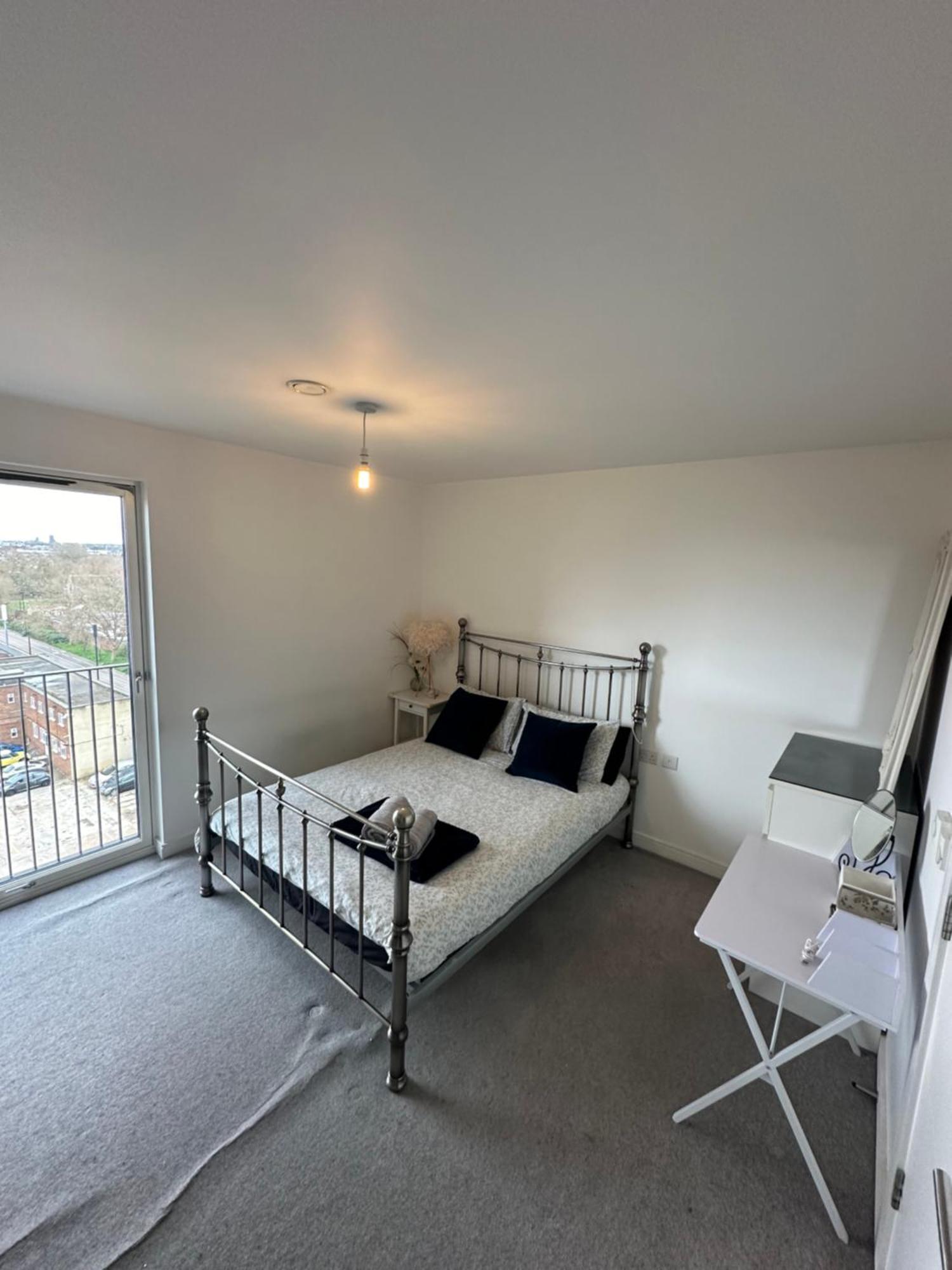 Luxury 3 Bedroom Flat In Stratford, London