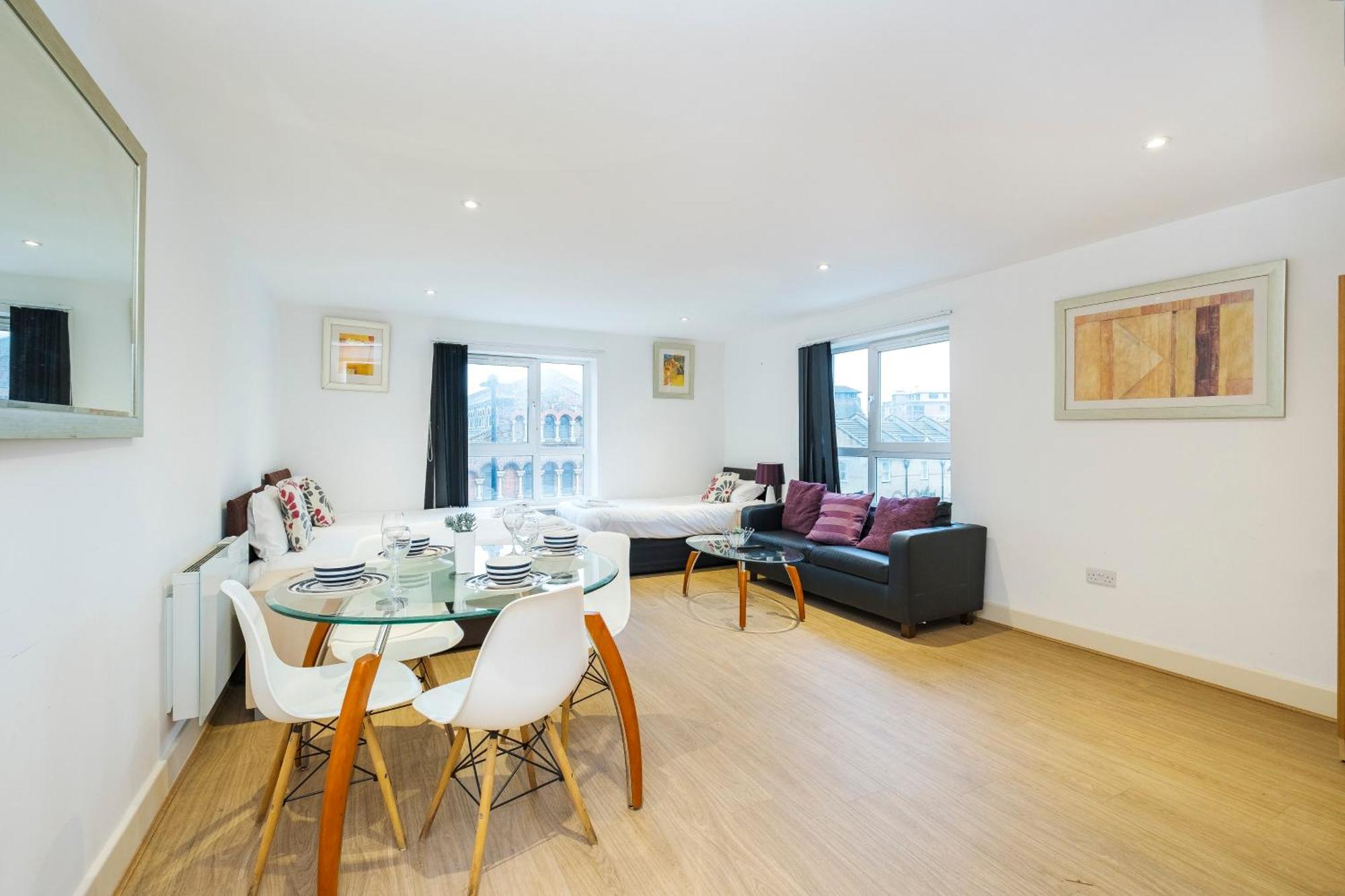 Heads On Bed - Docklands Canary Wharf Excel Apartment *