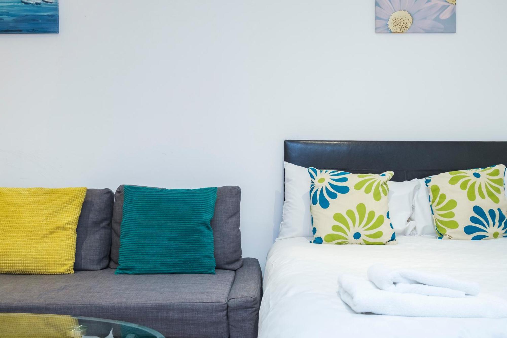 Apartment Heads On Bed - Docklands Canary Wharf Excel