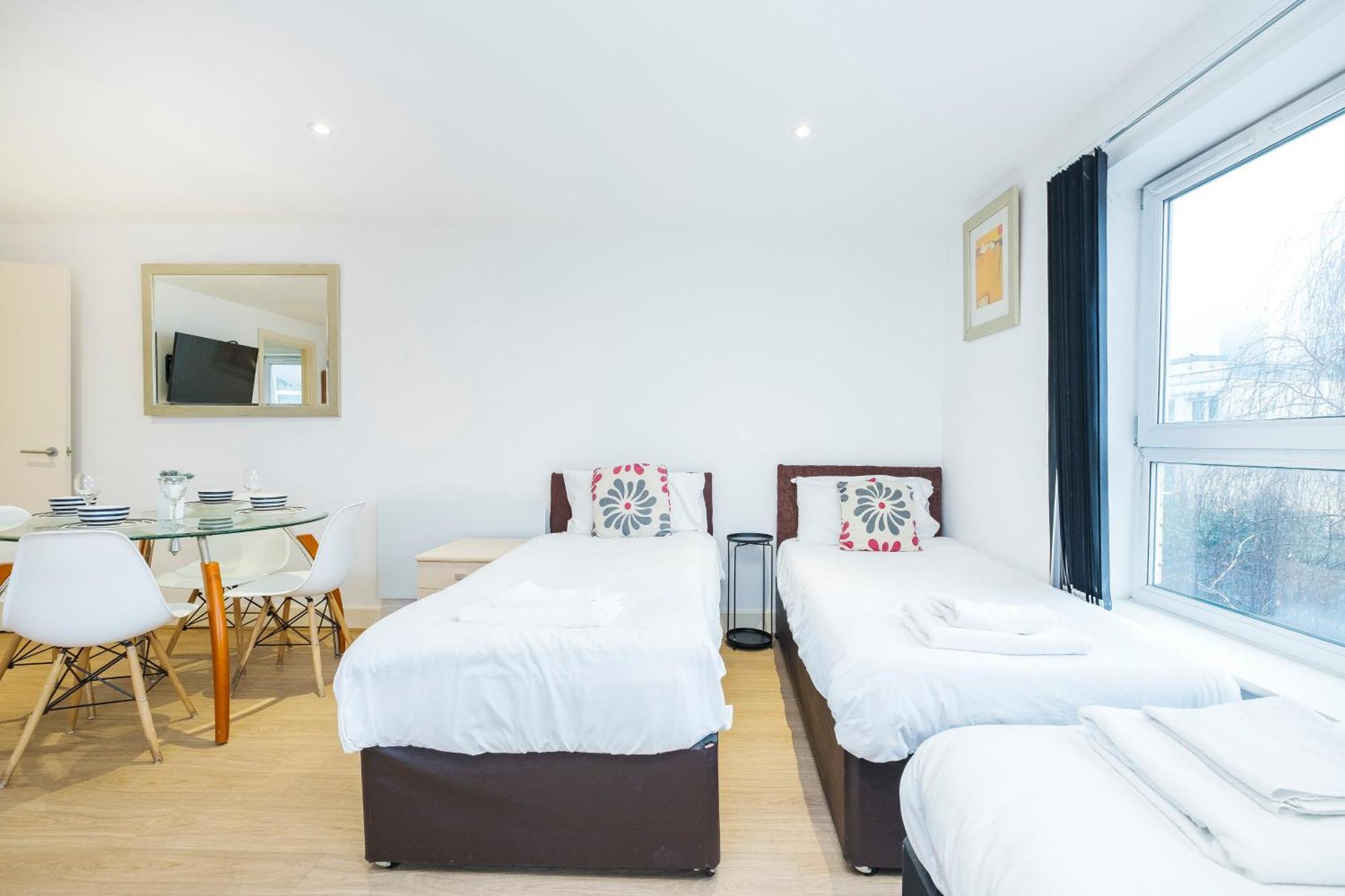 Heads On Bed - Docklands Canary Wharf Excel