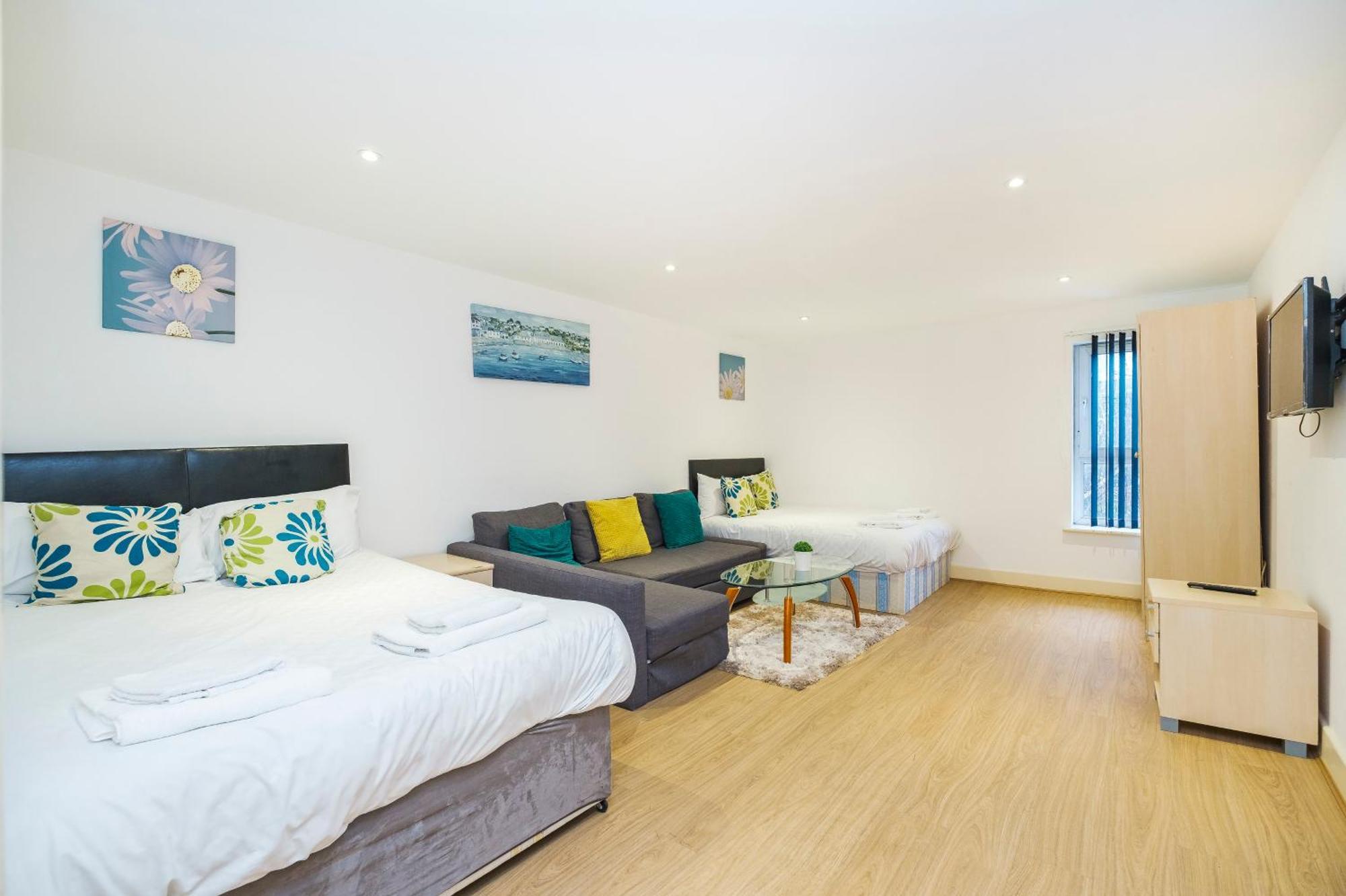 Apartment Heads On Bed - Docklands Canary Wharf Excel
