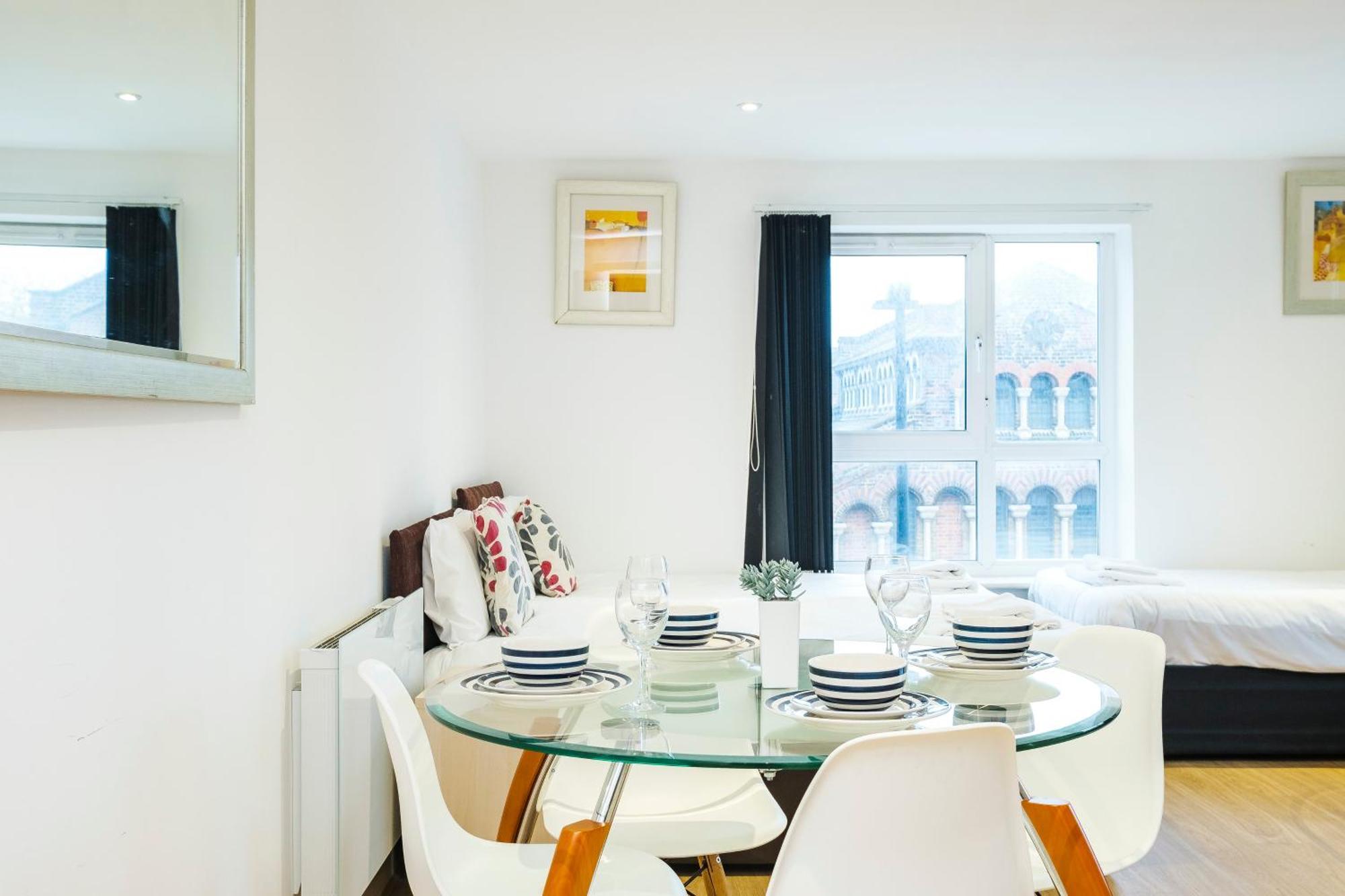 Heads On Bed - Docklands Canary Wharf Excel Apartment