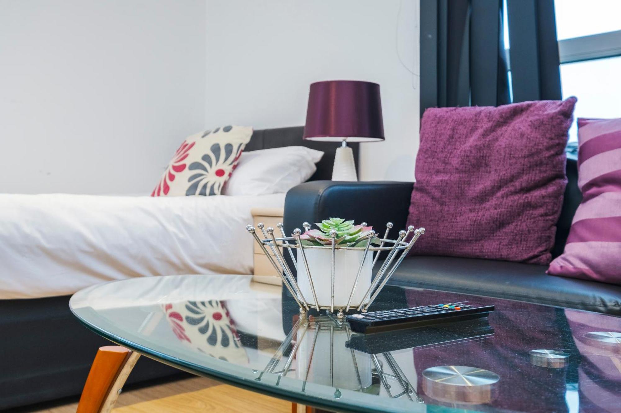 Apartment Heads On Bed - Docklands Canary Wharf Excel *