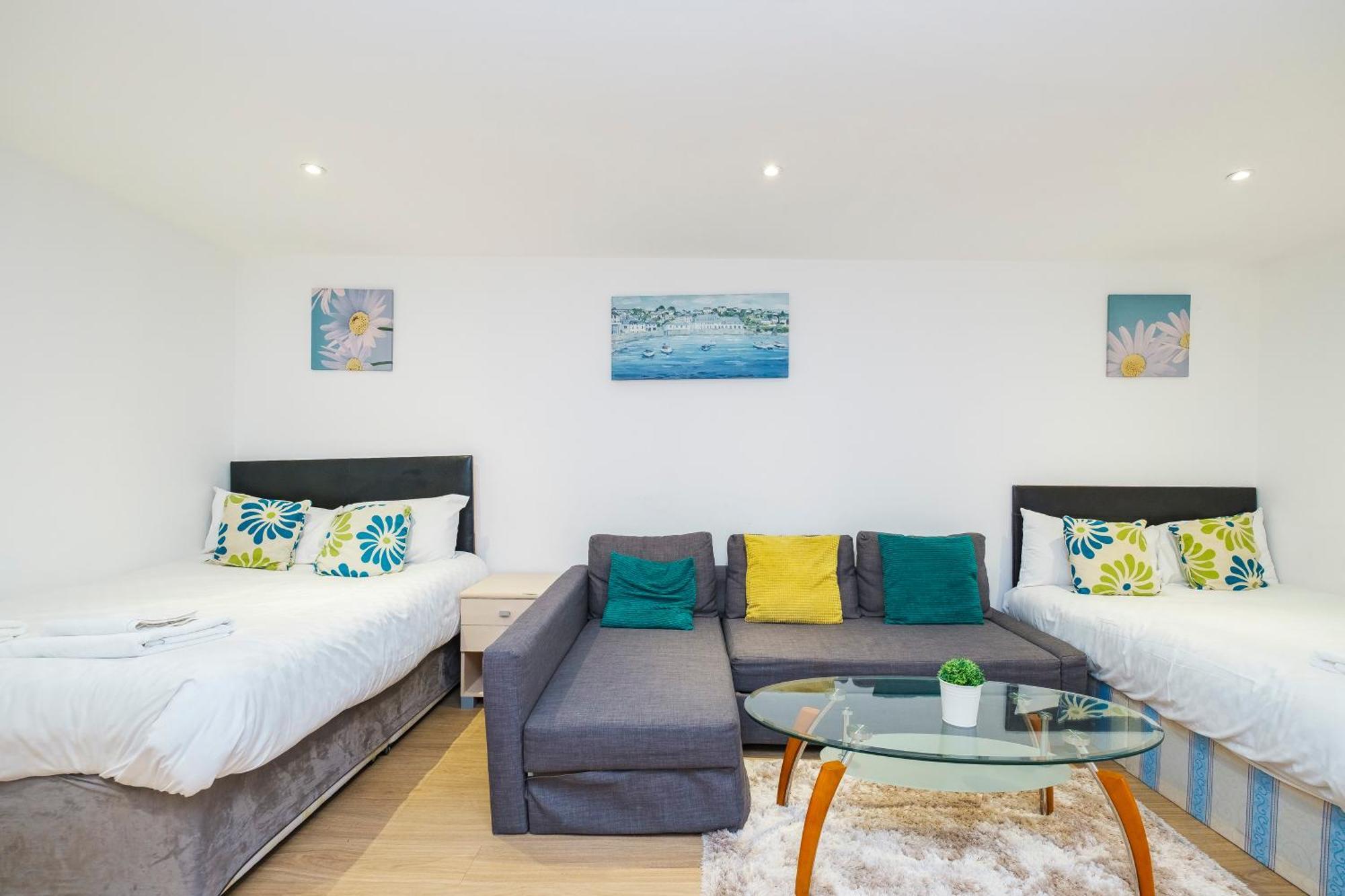 Heads On Bed - Docklands Canary Wharf Excel Apartment *