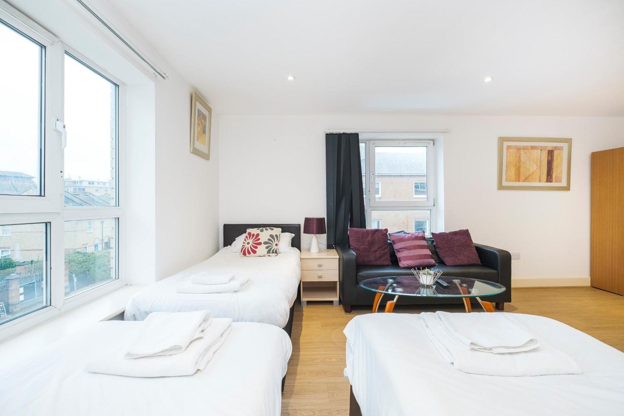 Heads On Bed - Docklands Canary Wharf Excel *