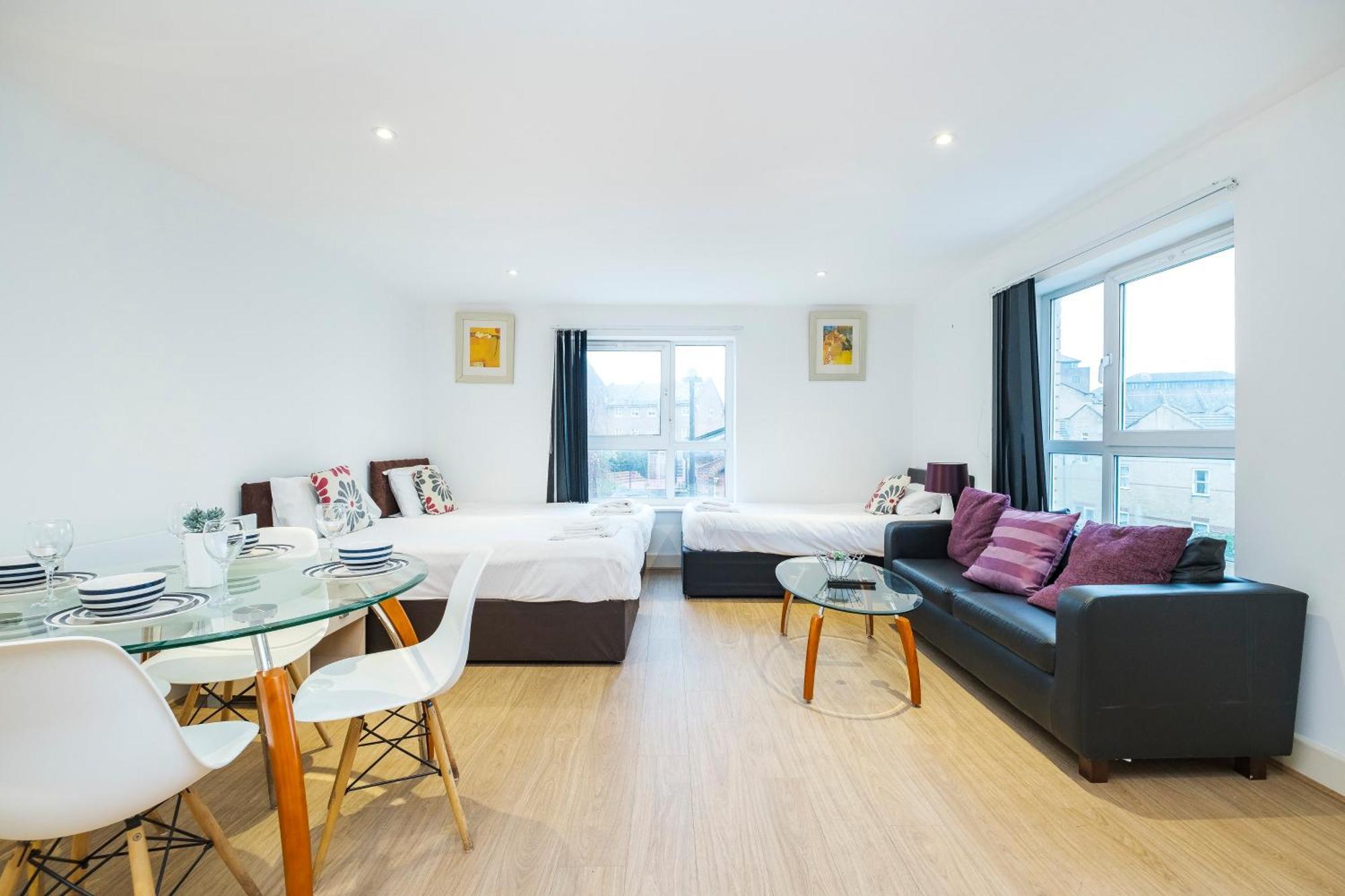 Apartment Heads On Bed - Docklands Canary Wharf Excel London