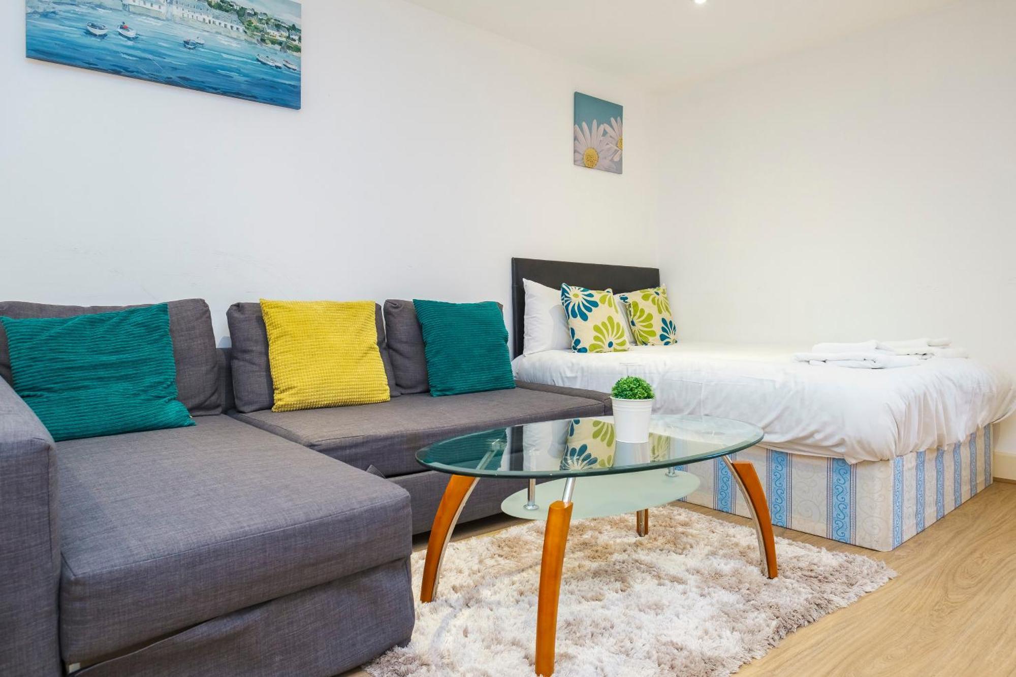 Heads On Bed - Docklands Canary Wharf Excel Apartment London