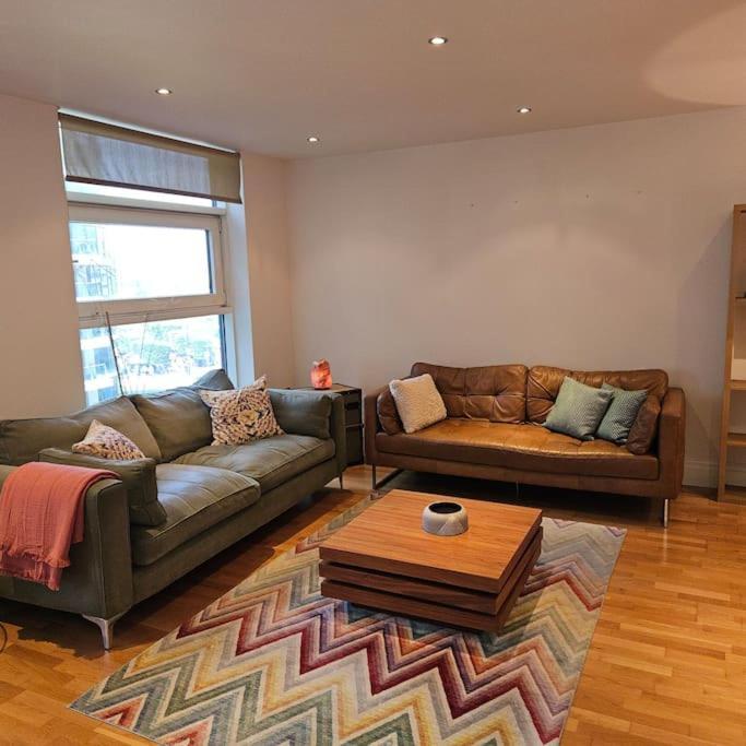 Apartment Charming Two Bedroom With Balcony London