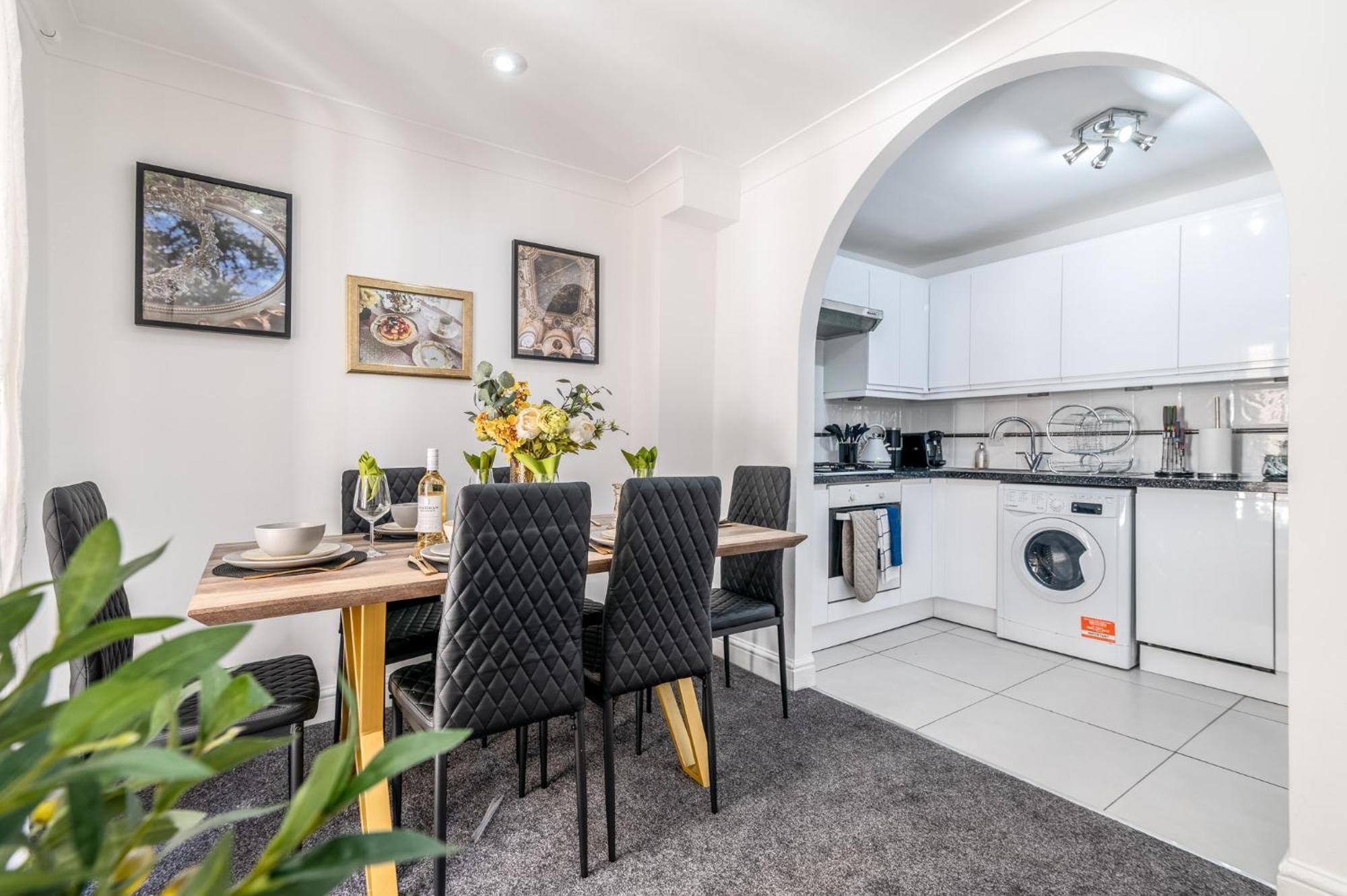 Charming 3-bedroom Townhouse Balcony London