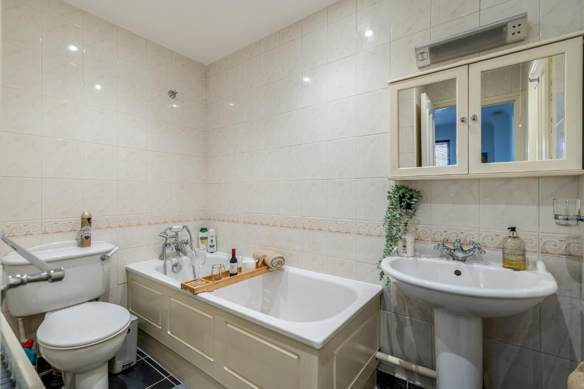 Charming 3-bedroom Townhouse Balcony * London