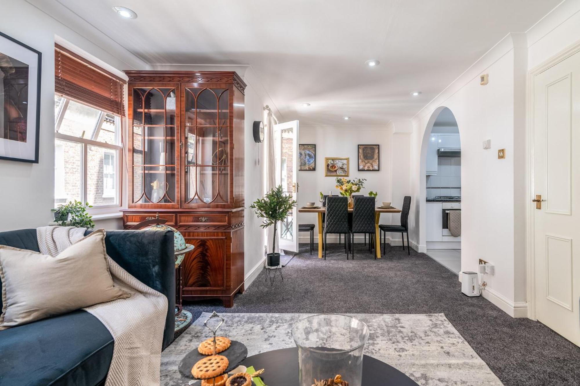 Charming 3-bedroom Townhouse Balcony Ferienhaus London