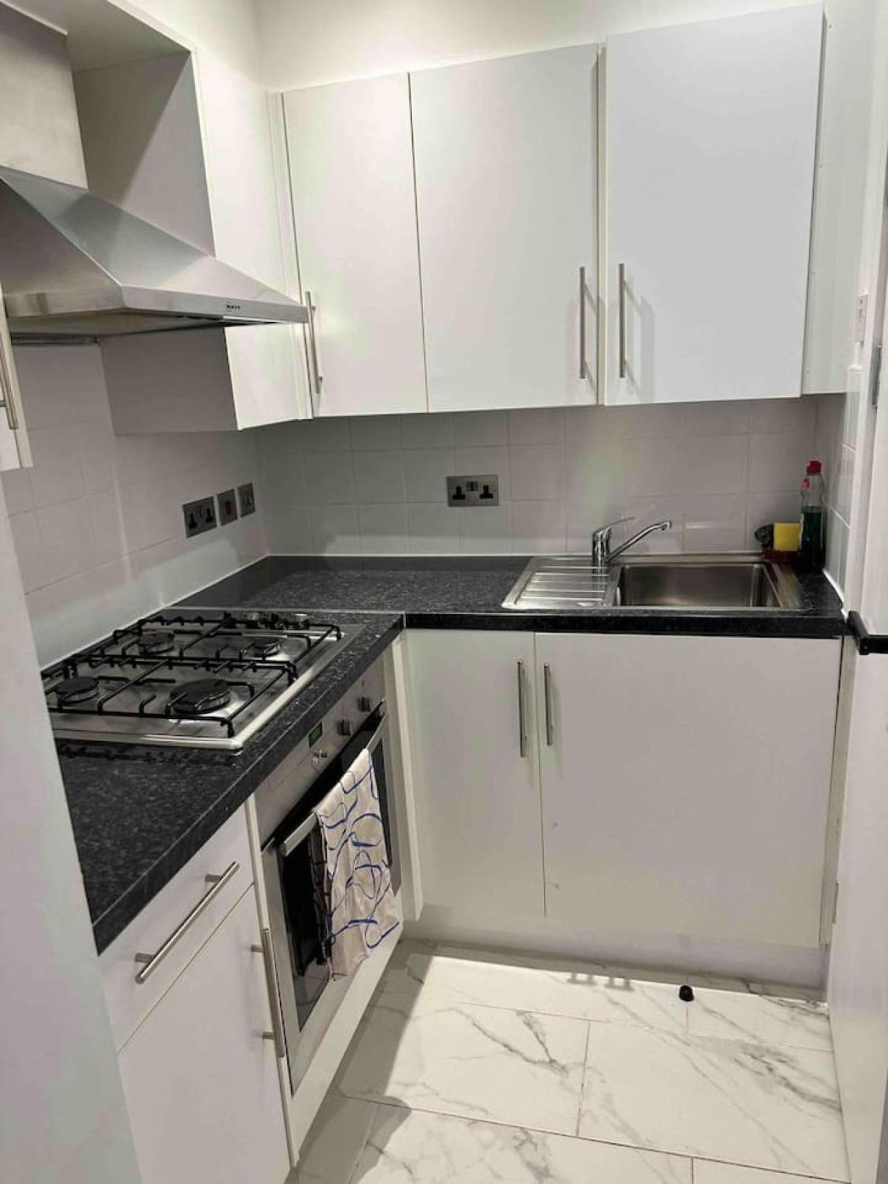 Guest house Piccadilly Circus 15minutes Away London