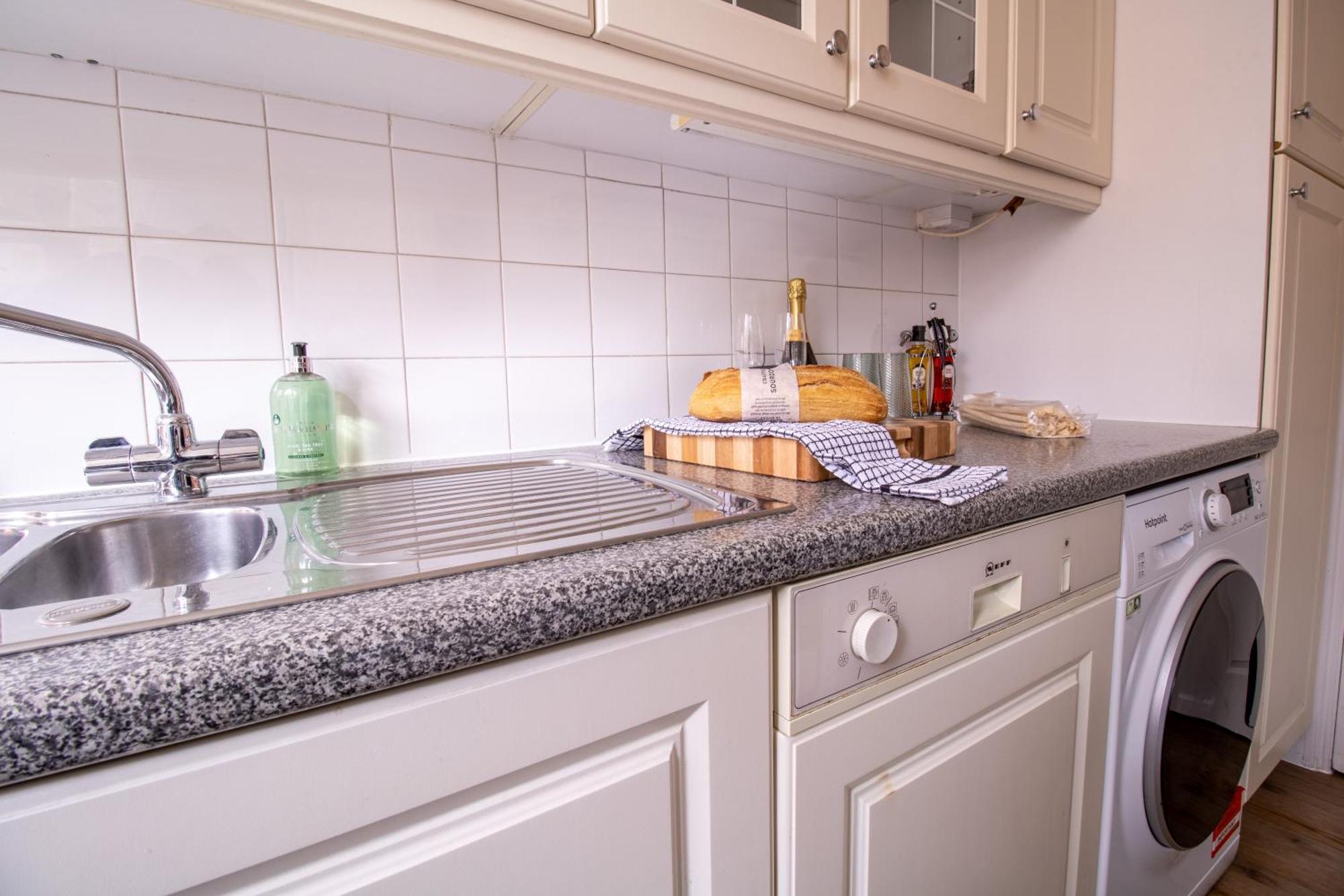 Cosy 2-bedroom In Mayfair 8cb - 4th Floor No Elevator Apartment London