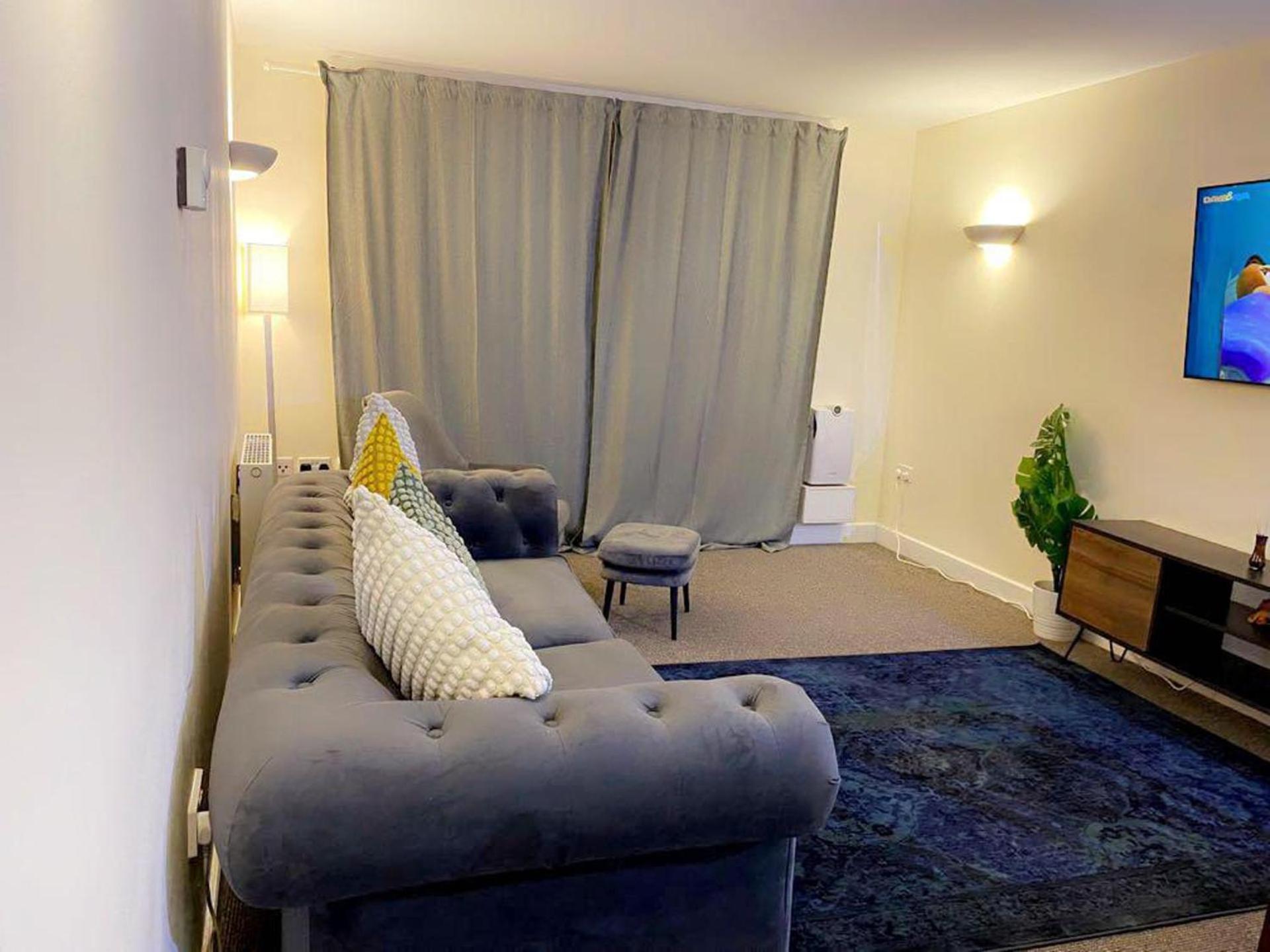 Stunning 2-bed In Apartment *