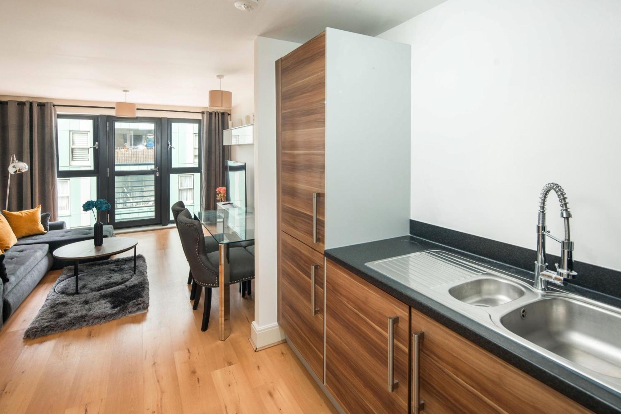 Apartment Stylish Near *