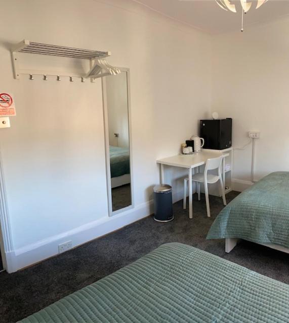Camden Town Parkway Guest house *