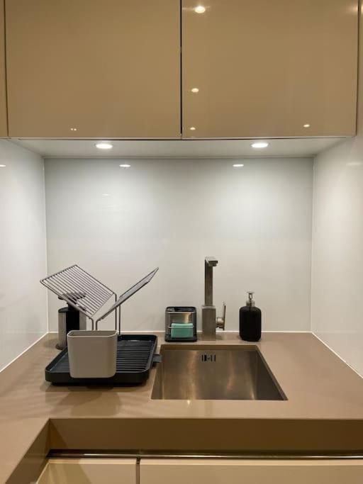 Modern W/ Canal View Apartment London