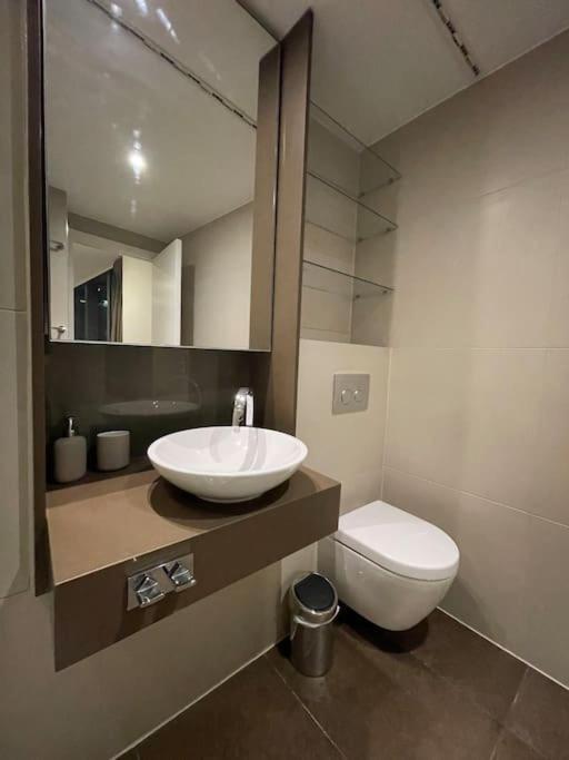 Modern W/ Canal View Apartment