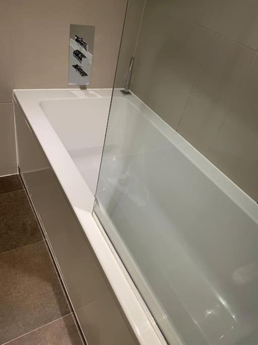 Modern W/ Canal View Apartment London