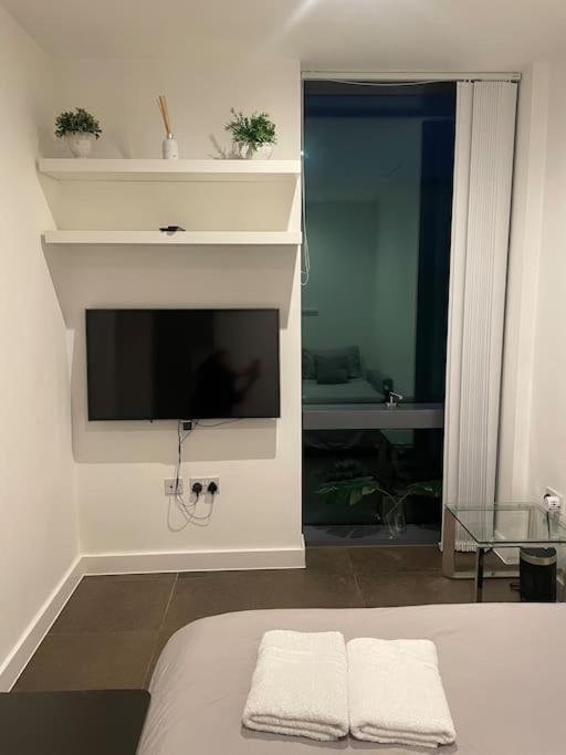 Modern W/ Canal View Apartment *