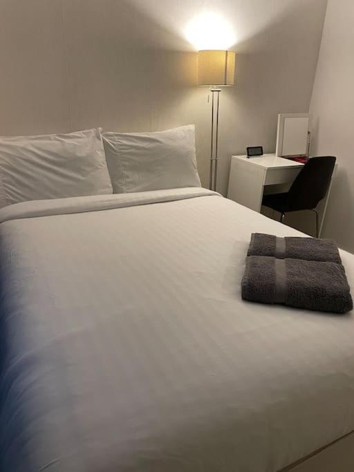 Modern W/ Canal View * London