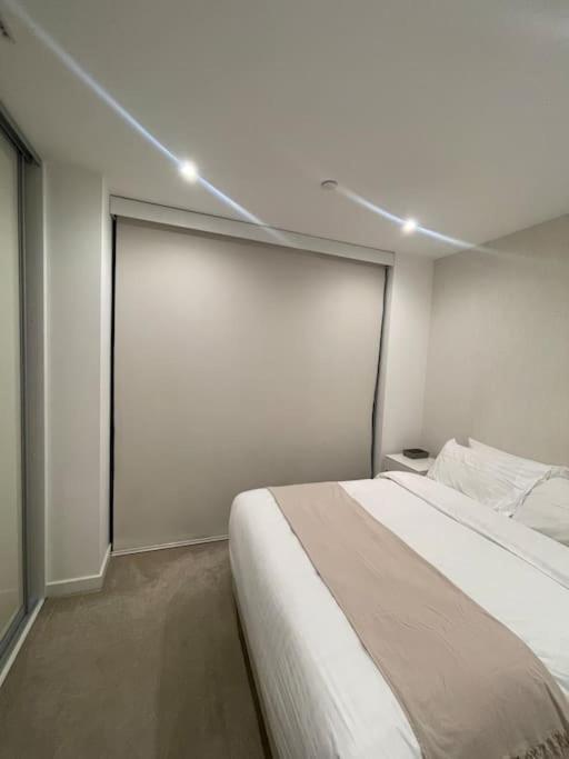 Modern W/ Canal View Apartment
