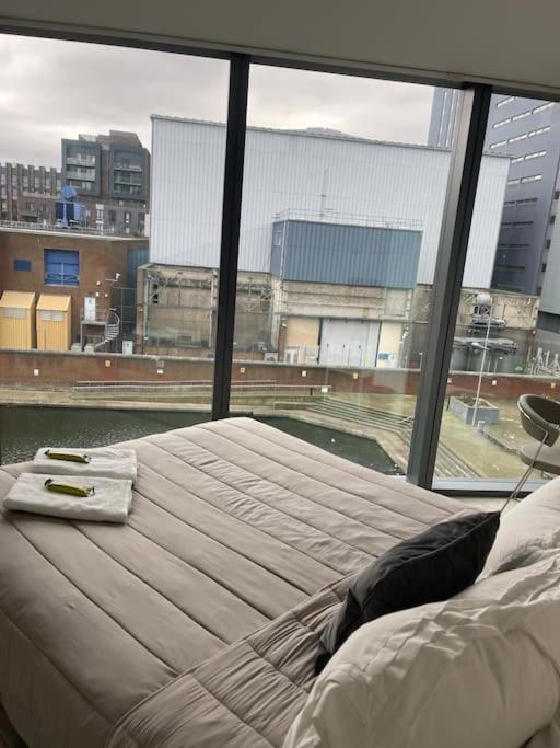 Modern W/ Canal View Apartment