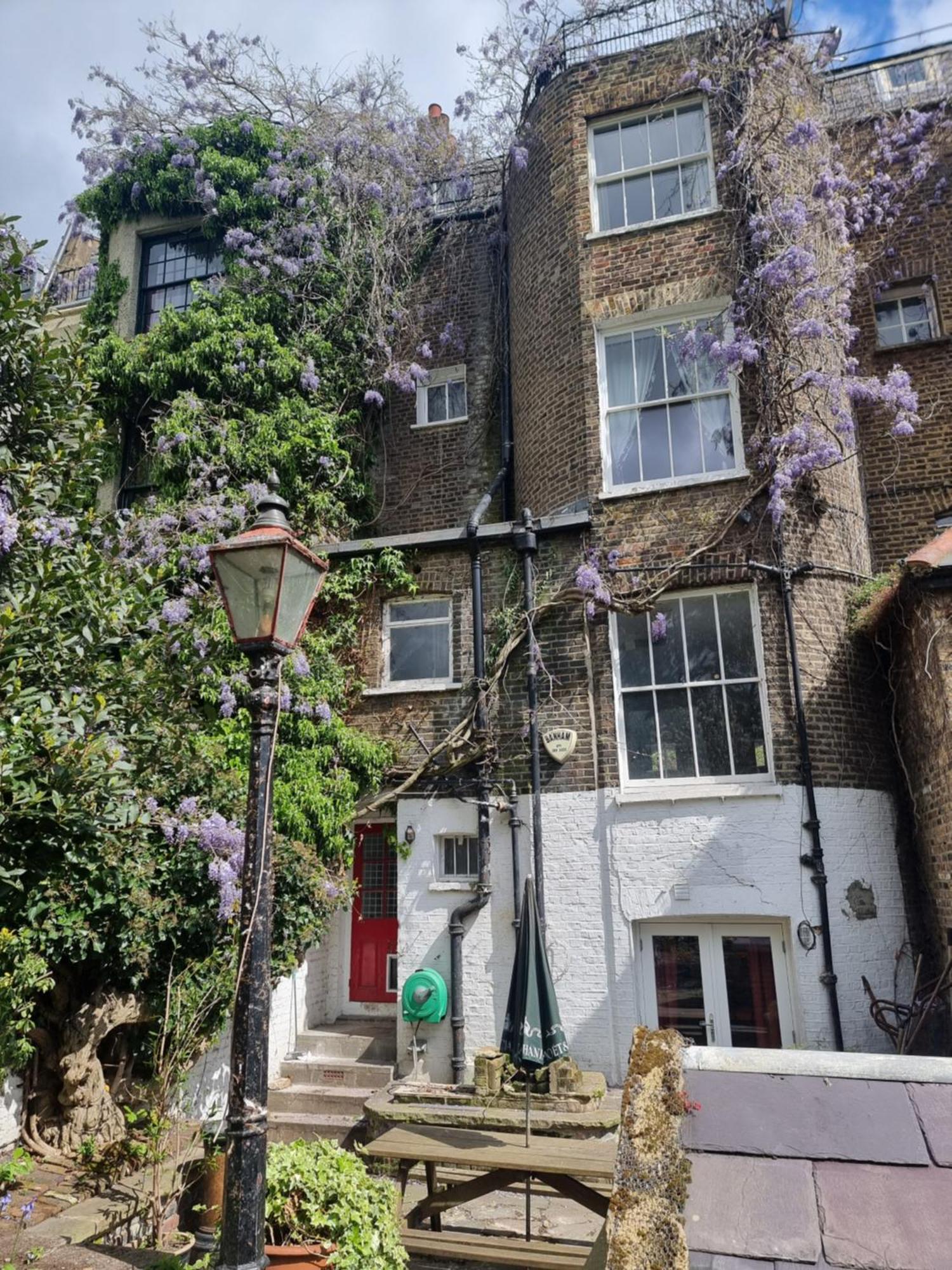 Entire Ground Floor Flat, Free Off-street Parking And Large Garden Apartment *