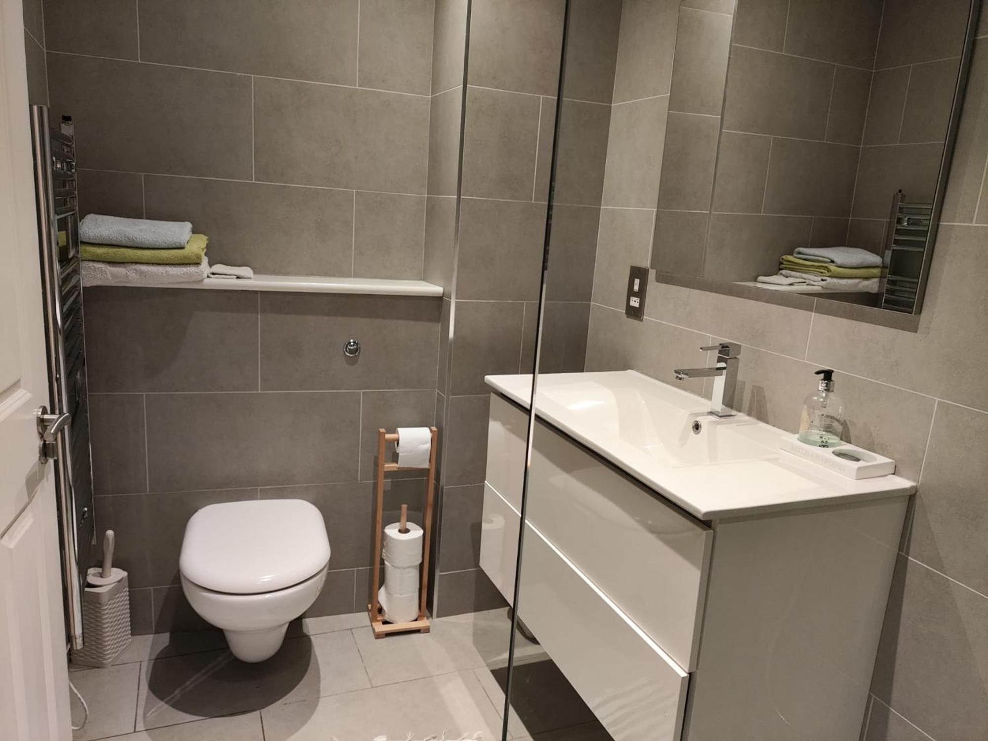 2/3 Bedroom Flat, Chelsea Free Parking London